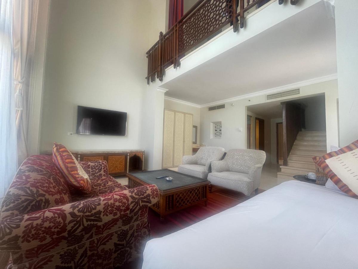 Hotel Pickalbatros Oasis Port Ghalib Esterno foto A suite at the hotel