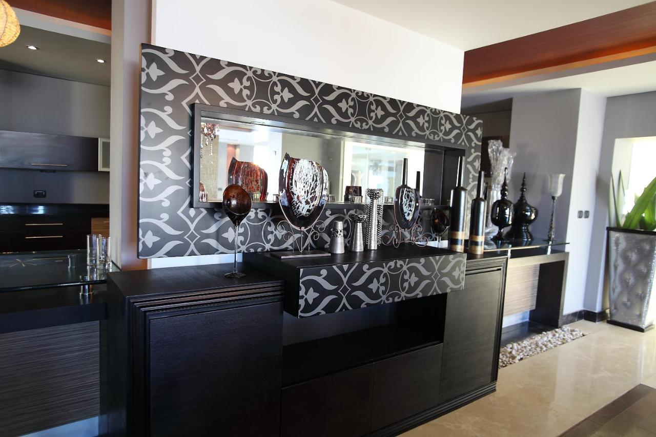 Hotel Pickalbatros Oasis Port Ghalib Esterno foto A bar in a private home
