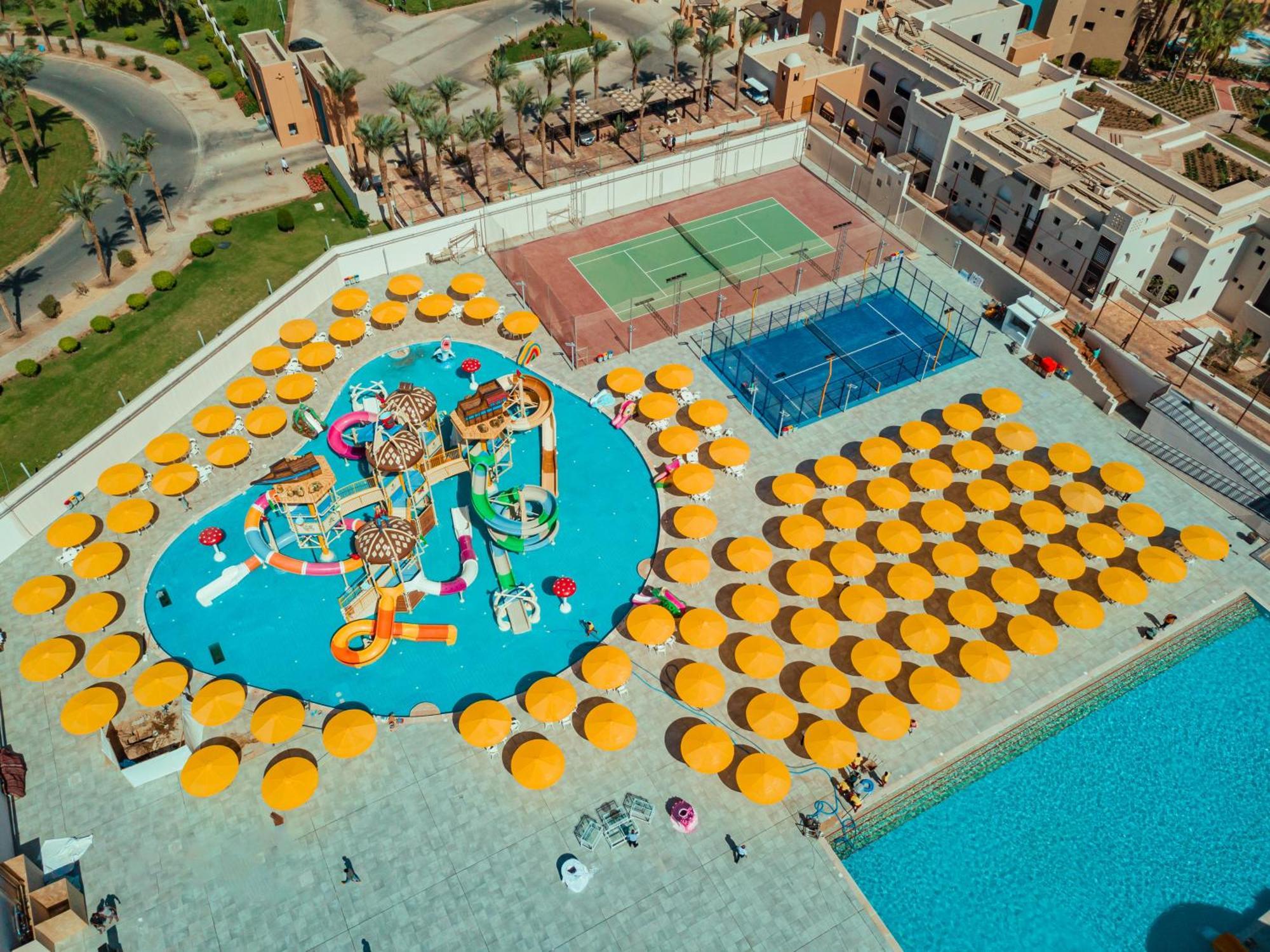 Hotel Pickalbatros Oasis Port Ghalib Esterno foto Aerial view of the hotel