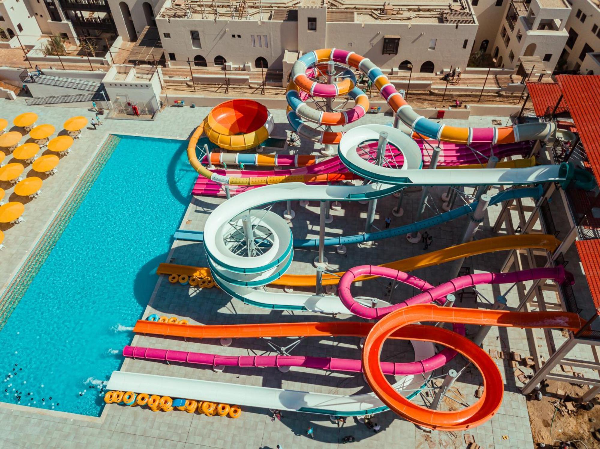 Hotel Pickalbatros Oasis Port Ghalib Esterno foto Aerial view of the water park