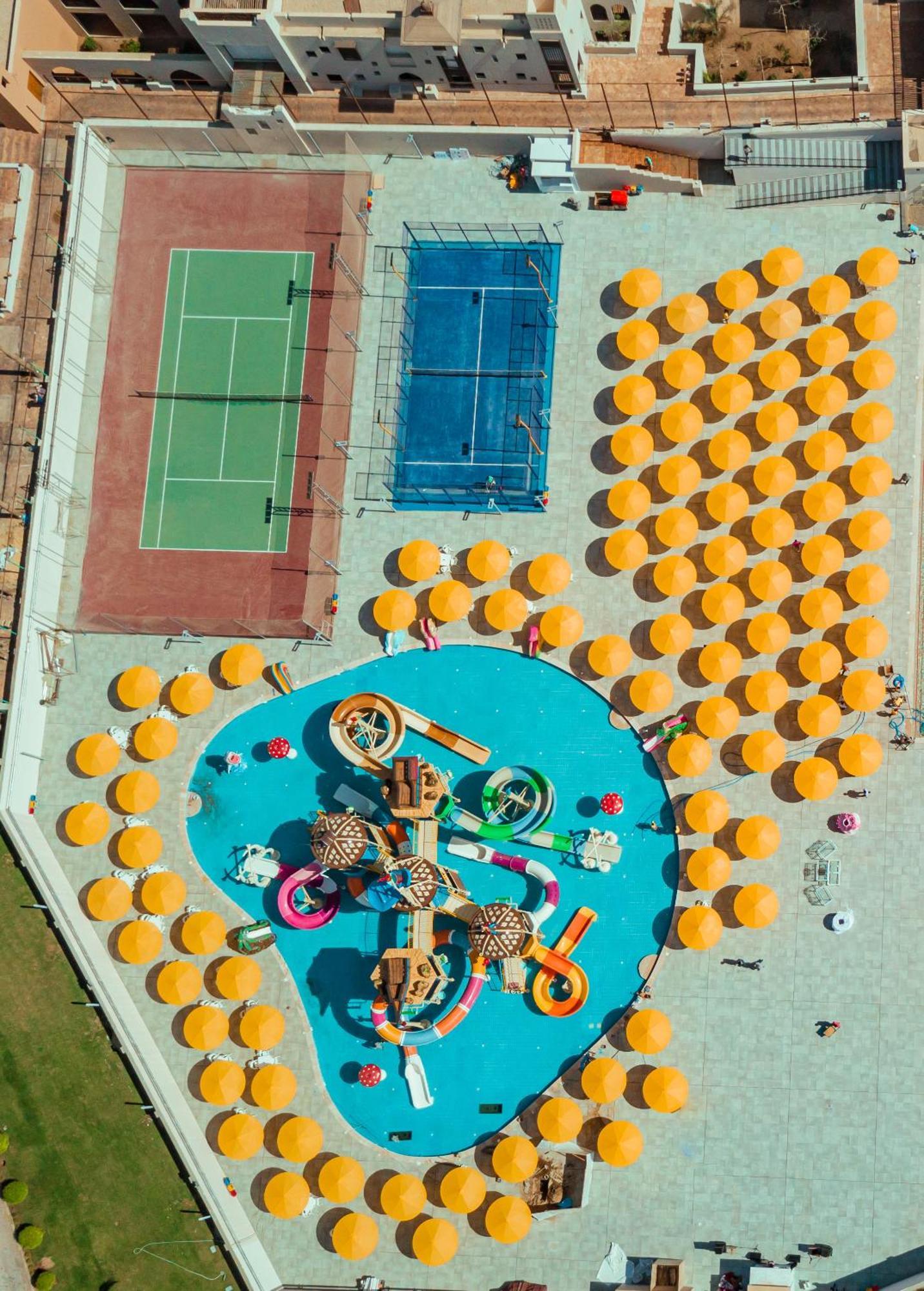 Hotel Pickalbatros Oasis Port Ghalib Esterno foto Aerial view of the playground